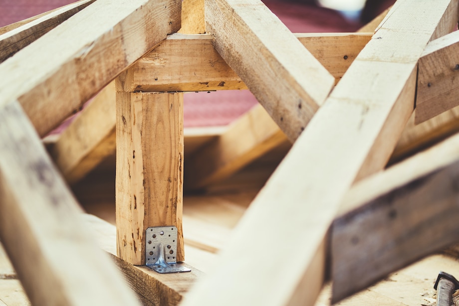 Reinforced roof truss with metal plating